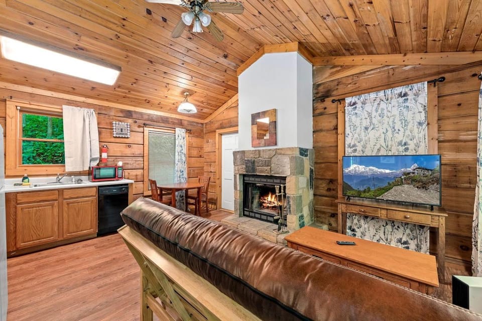 Rustic Wooden Cabin with Hot-tub in Sevierville, Tennessee Cabin in Pittman Center