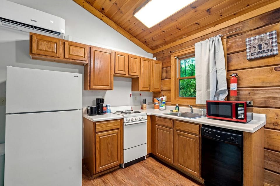 Rustic Wooden Cabin with Hot-tub in Sevierville, Tennessee Cabin in Pittman Center