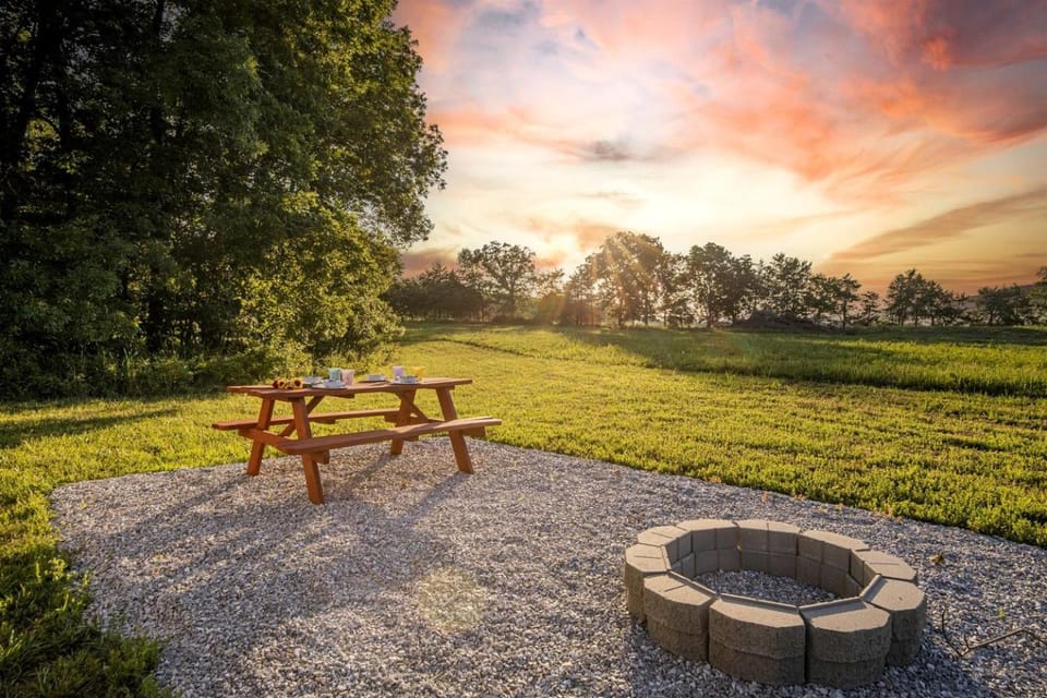 Iconic Tented Cabin with Fire Pit in Cassville, Missouri Cabin in Roaring River Township