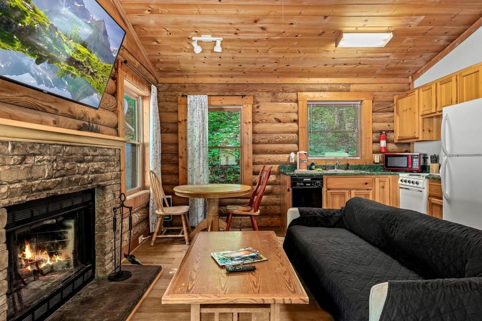 Romantic Cozy Cabin Designed for relaxation and Tranquility in Sevierville, Tennessee Cabin in Pittman Center