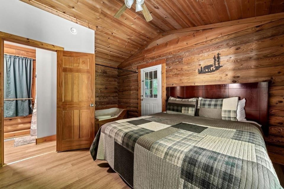 Romantic Cozy Cabin Designed for relaxation and Tranquility in Sevierville, Tennessee Cabin in Pittman Center