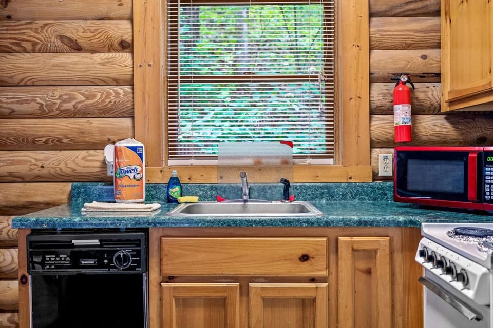 Romantic Cozy Cabin Designed for relaxation and Tranquility in Sevierville, Tennessee Cabin in Pittman Center