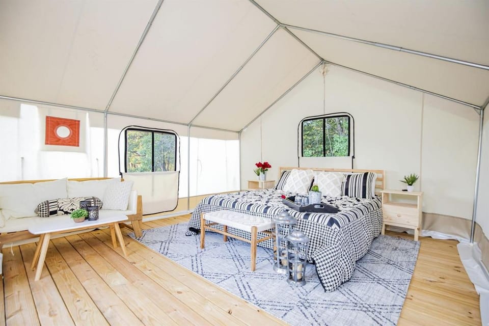 Summer Escape: Hike & Stargaze near Roaring River in Cassville, MO Luxury tent in Roaring River Township