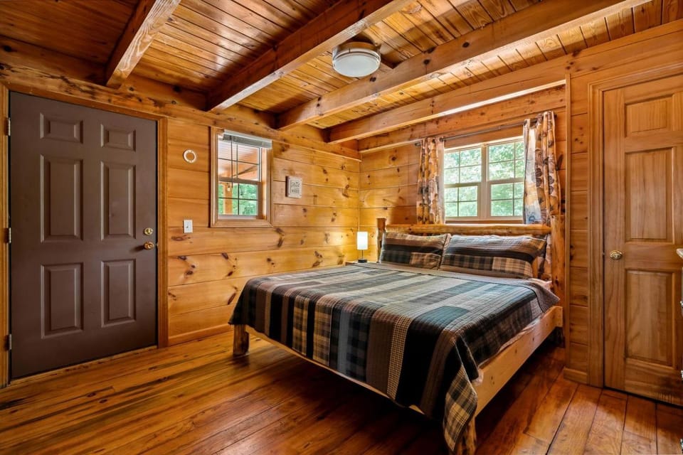 Fantastic Cabin with Hot-Tub Perfect for a Getaway in Sevierville, Tennessee Cabin in Pittman Center