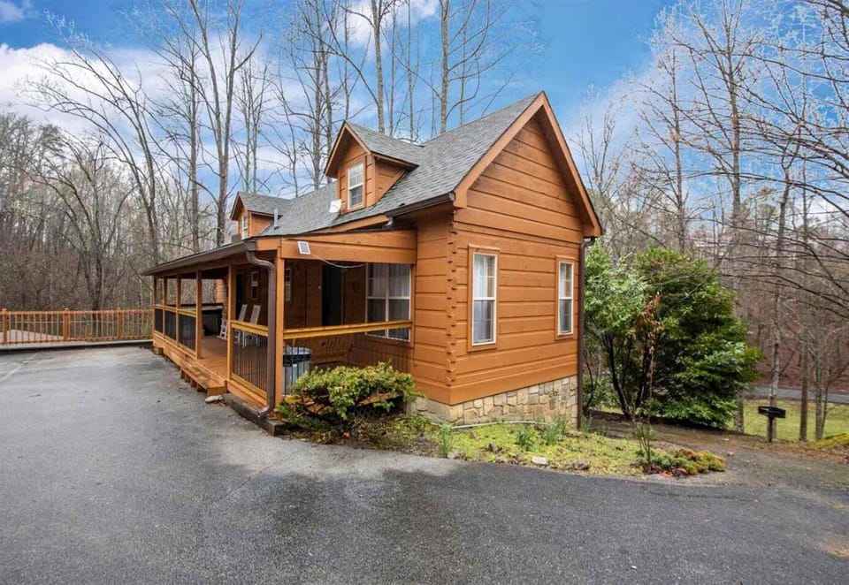 Fantastic Cabin with Hot-Tub Perfect for a Getaway in Sevierville, Tennessee Cabin in Pittman Center