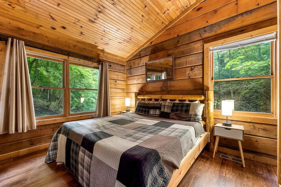 Adorable Cabin with High Ceilings and Plenty of Room in Sevierville, Tennessee Cabin in Pittman Center