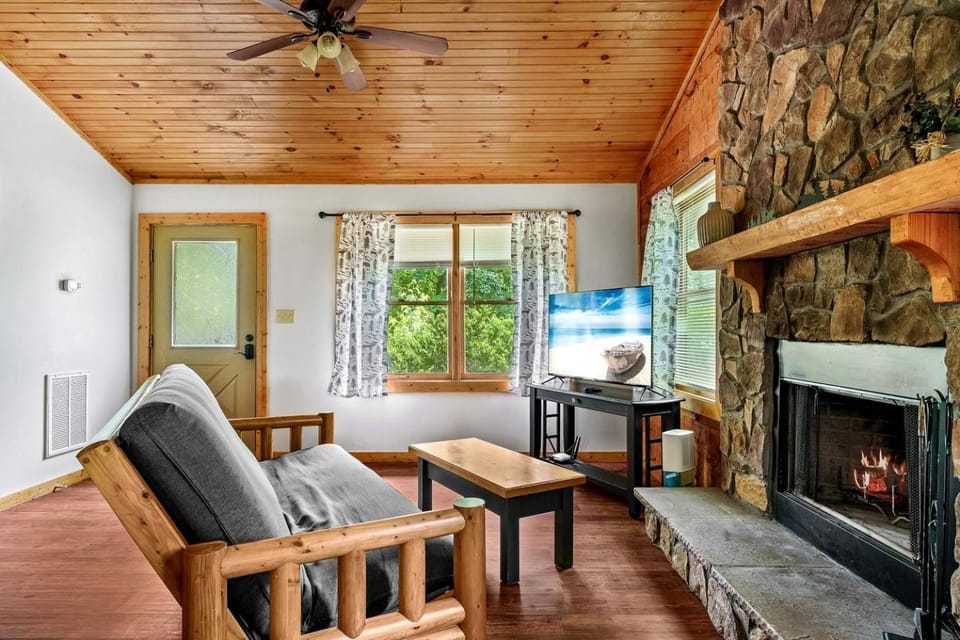 Amazing Cozy Cabin with Fireplace and Hot-tub in Sevierville, Tennessee Cabin in Pittman Center
