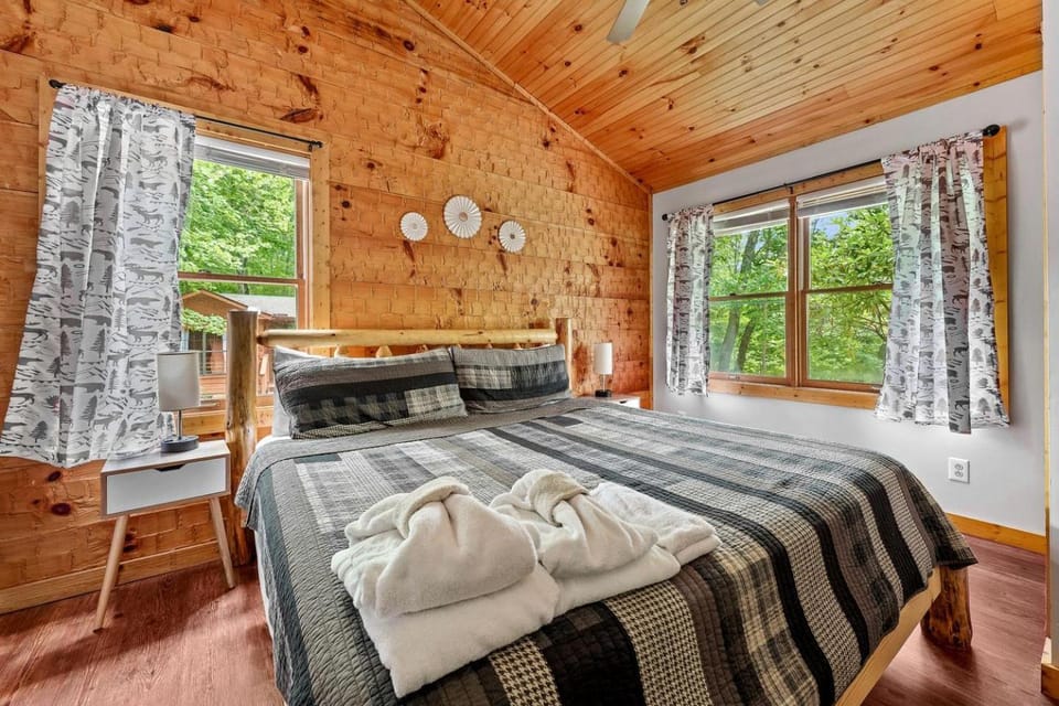 Amazing Cozy Cabin with Fireplace and Hot-tub in Sevierville, Tennessee Cabin in Pittman Center