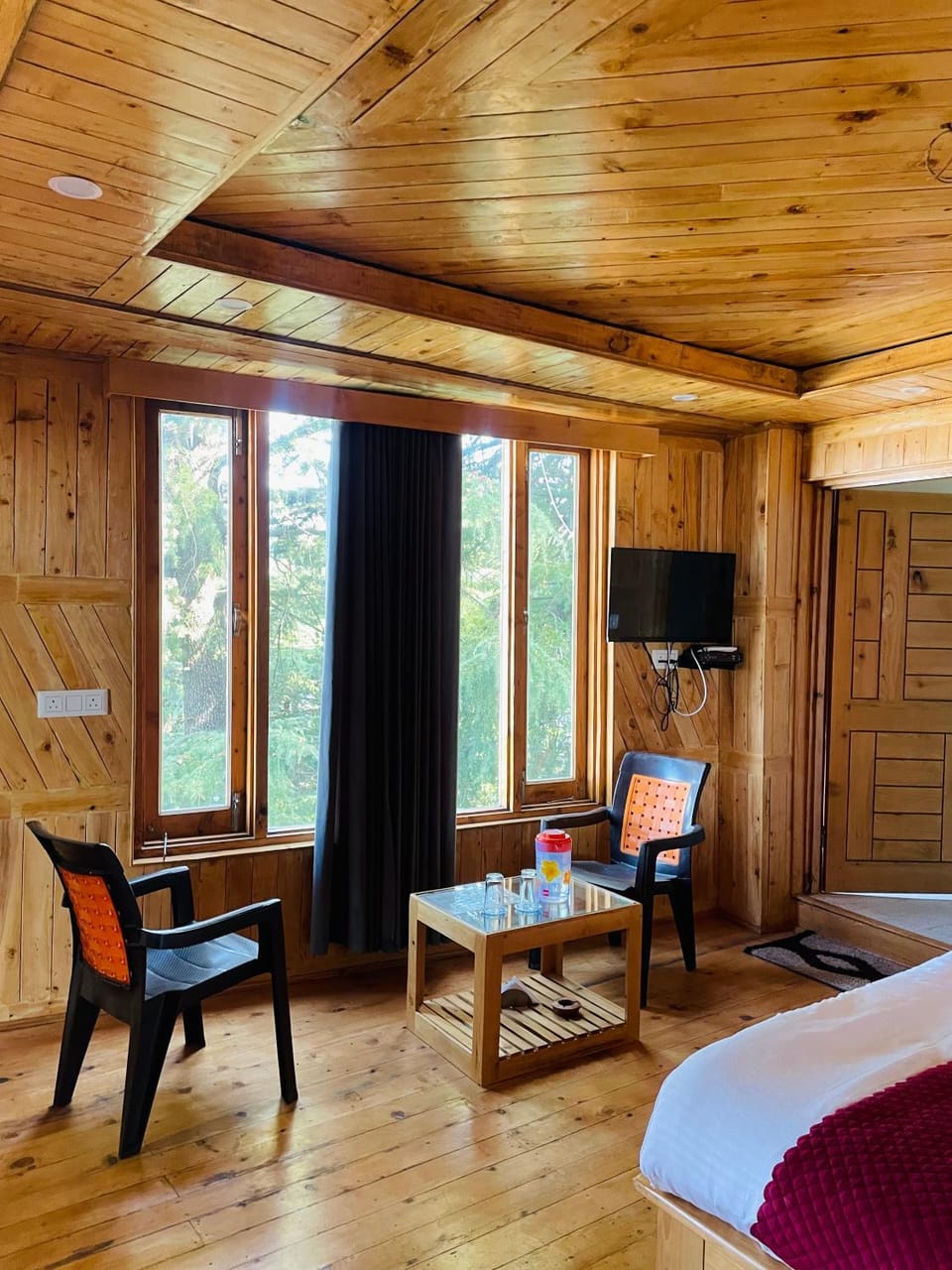 Outhouse Forestview Kalatop Dalhousie Hotel in Himachal Pradesh