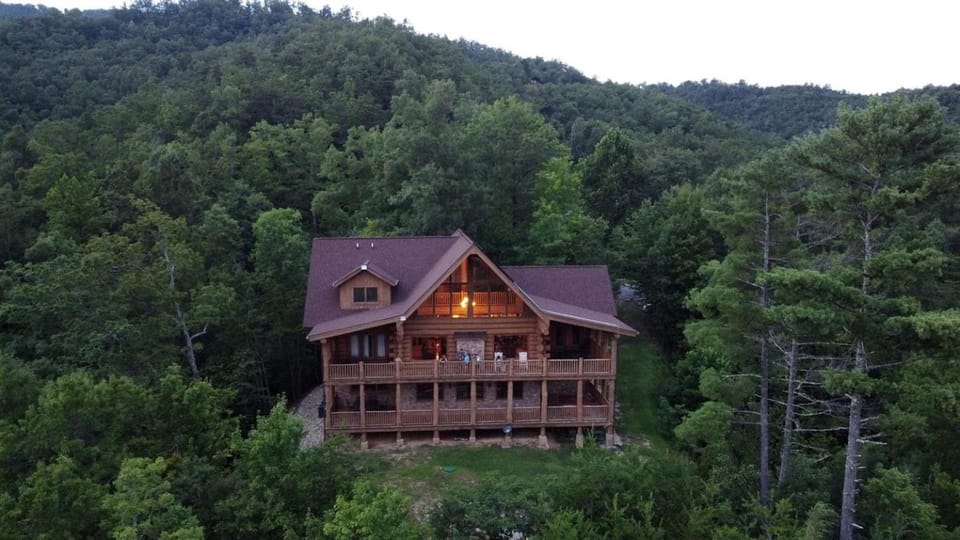 Stunning Secluded Cabin with Fire Pit and Hot-tub in Pittman Center, Tennessee Cabin in Pittman Center