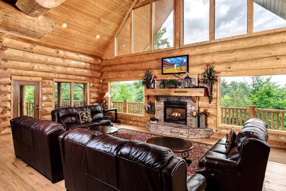 Stunning Secluded Cabin with Fire Pit and Hot-tub in Pittman Center, Tennessee Cabin in Pittman Center