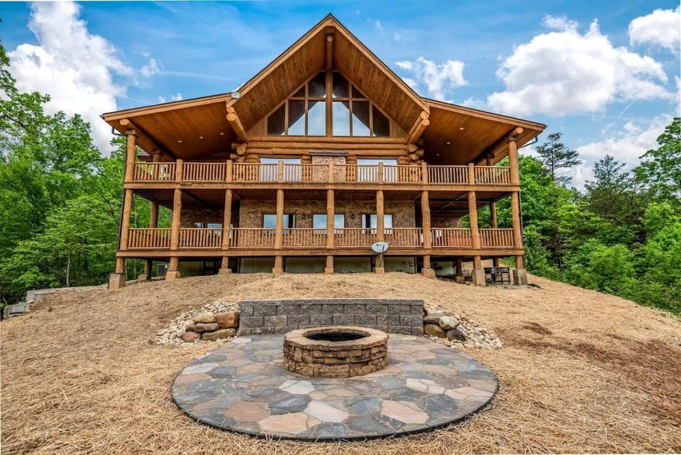 Stunning Secluded Cabin with Fire Pit and Hot-tub in Pittman Center, Tennessee Cabin in Pittman Center