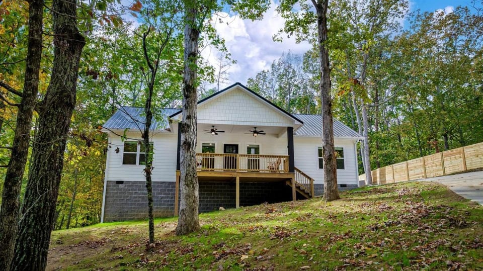 Modern Dog-Friendly Cabin with Spacious Porch and Fire Pit in Alabama Cabin in Fort Payne
