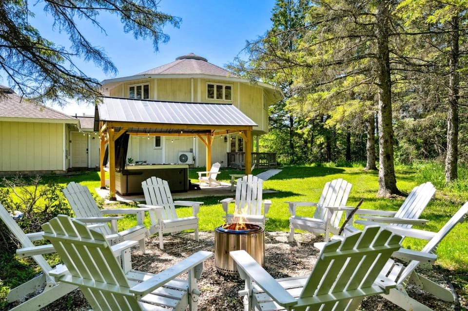 Design Cabin with Jacuzzi and Porch in Sister Bay, Wisconsin Cabin in Door County