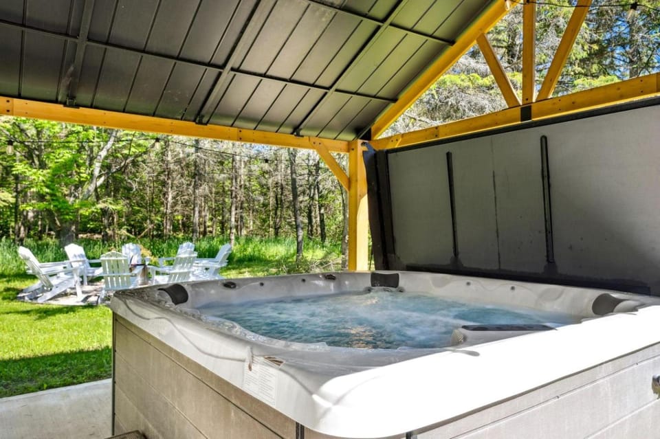 Design Cabin with Jacuzzi and Porch in Sister Bay, Wisconsin Cabin in Door County