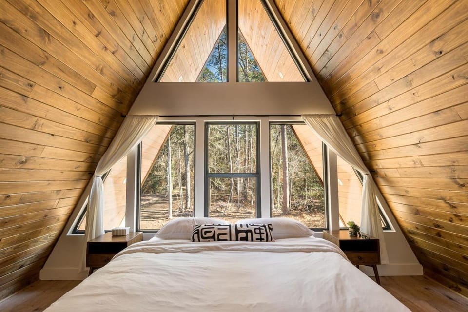 Impressive Luxury A-Frame with Ping-Pong Table in Louisiana Chalet in Toledo Bend Reservoir