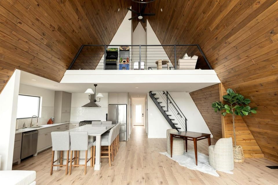 Impressive Luxury A-Frame with Ping-Pong Table in Louisiana Chalet in Toledo Bend Reservoir