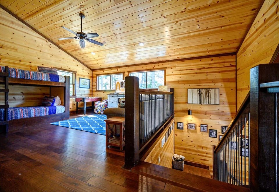 Gorgeous Pet Friendly Log Cabin with a Tipi and Pond, Perfect for a Weekend Getaway, Minutes from Hochatown Cabin in Broken Bow