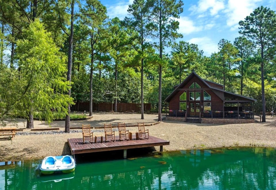 Gorgeous Pet Friendly Log Cabin with a Tipi and Pond, Perfect for a Weekend Getaway, Minutes from Hochatown Cabin in Broken Bow