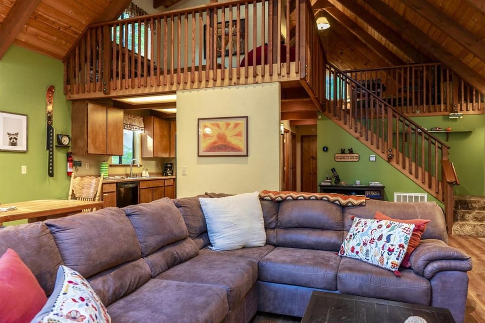 Group Cozy Cottage with Game Room in California House in Dorrington