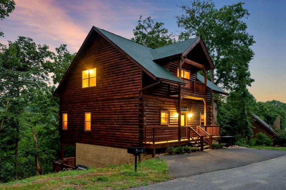 The Lazy Bee Log Cabin Retreat Sevierville, TN Cabin in Sevierville