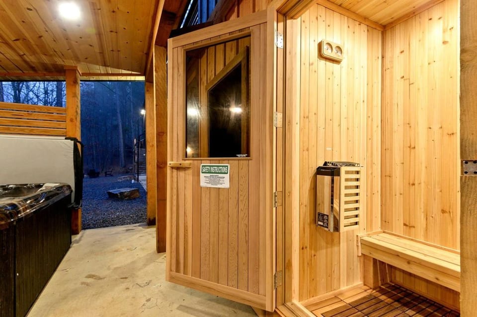 Spacious Modern Cabin with Basketball Court and Sauna in Broken Bow, Oklahoma Cabin in Broken Bow