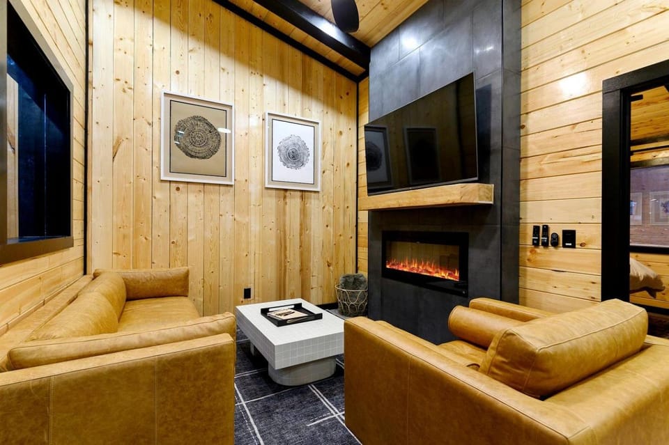 Garage Loft • King + Bunks • Budget Friendly near Beavers Bend National Park House in Broken Bow