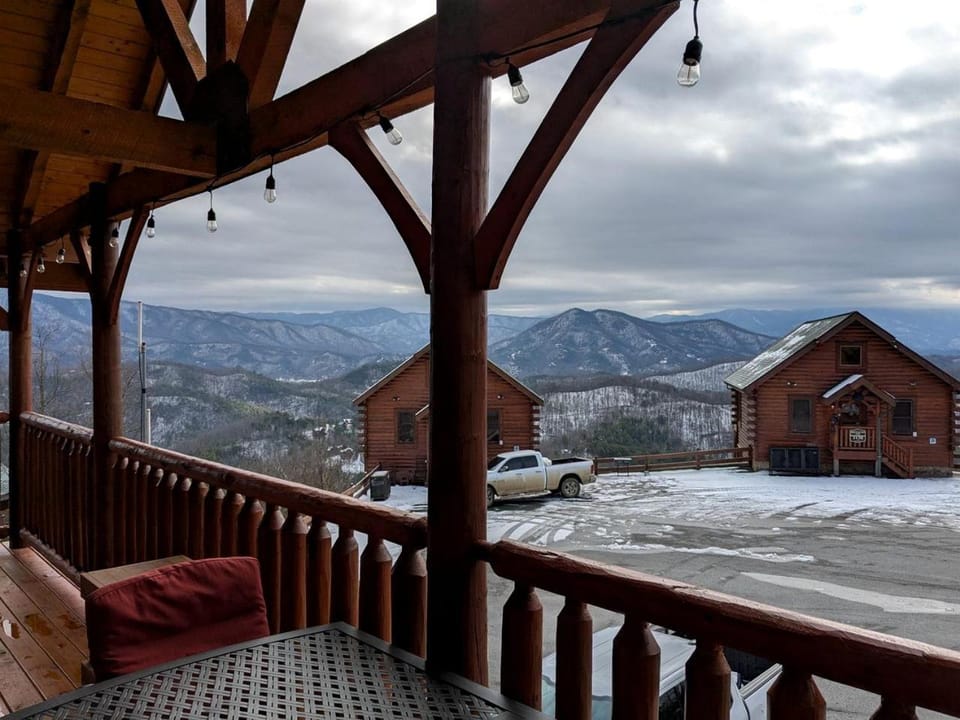 Charming Mountain Cabin with Hot-Tub and Spectacular Views in Sevierville, Tennessee Cabin in Sevier County