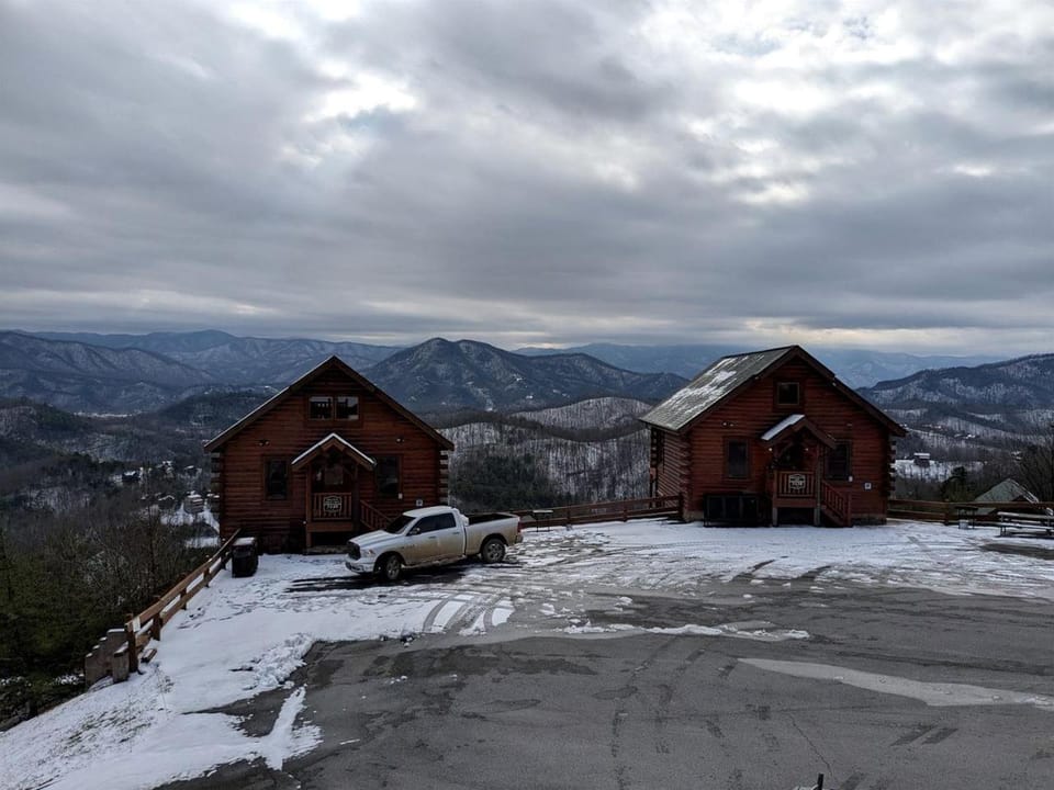 Charming Mountain Cabin with Hot-Tub and Spectacular Views in Sevierville, Tennessee Cabin in Sevier County