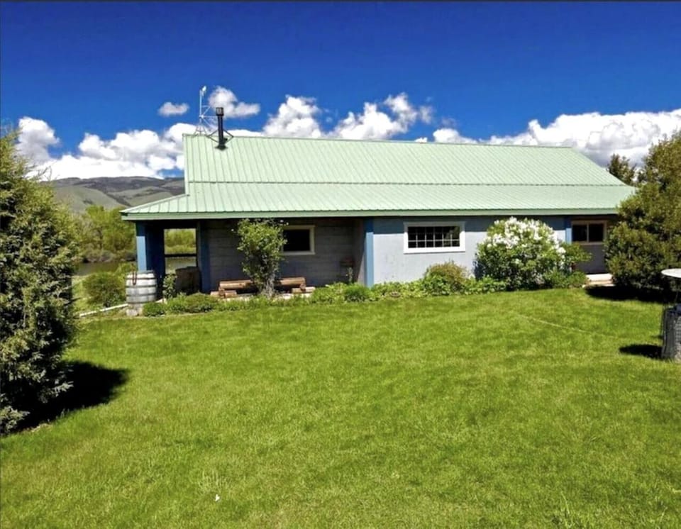Wonderful River Cottage with Great Hiking Trails in Montana House in Pray