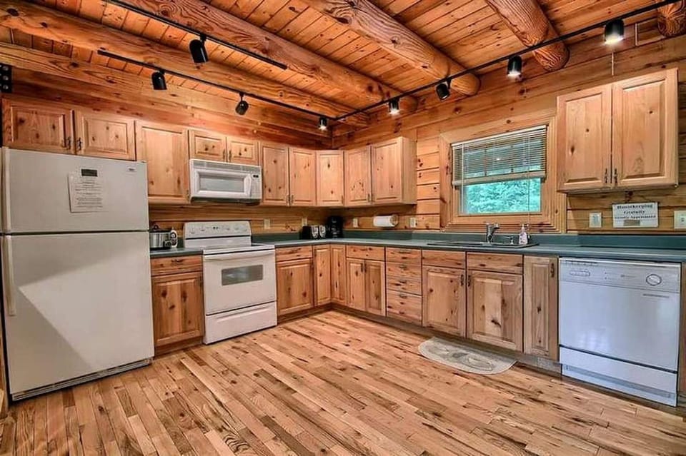 Rural Cabin with Spa Nestled into the Woods in Ohio Cabin in Laurel Township