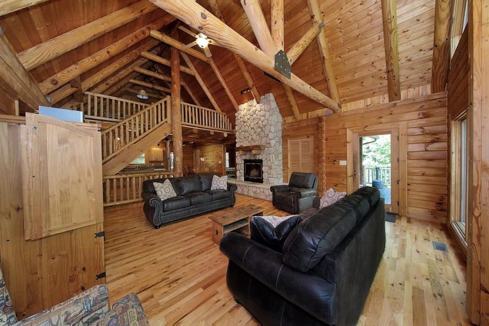 Rural Cabin with Spa Nestled into the Woods in Ohio Cabin in Laurel Township