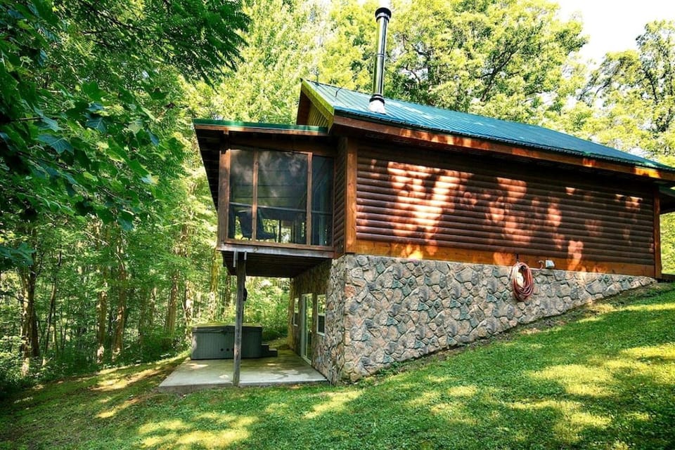 Rustic Cabin with Jacuzzi Surrounded by Nature in Ohio Cabin in Laurel Township