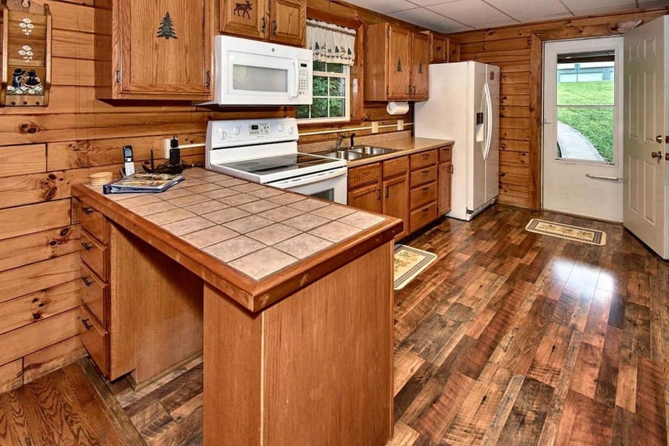 Rustic Cabin with Jacuzzi Surrounded by Nature in Ohio Cabin in Laurel Township