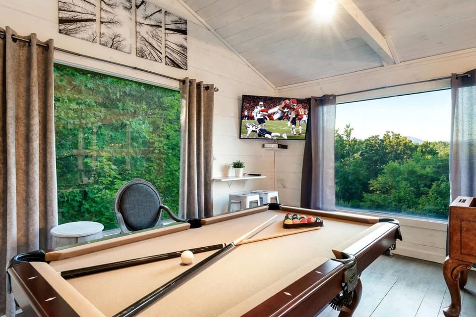 Gorgeous Secluded Wooden Cabin with Hot-tub and Pool Table in Sevierville, Tennessee Cabin in Sevier County