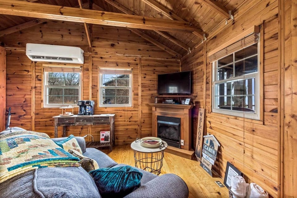 Impressive Wooden Rustic Cabin with Fireplace in Mentone, Alabama Cabin in Alabama