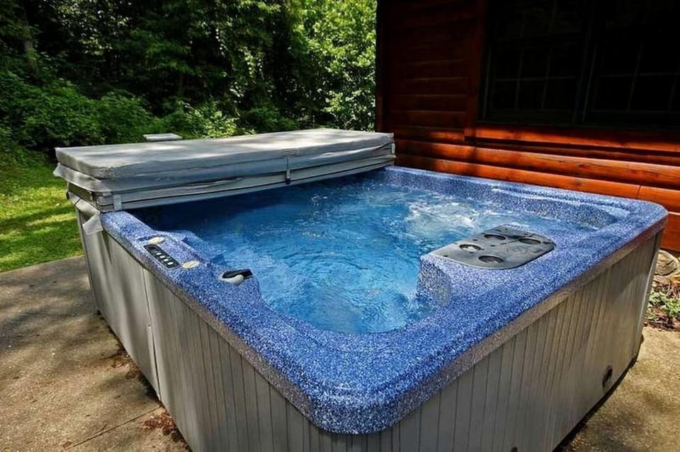 Group Spacious Cabin with Hot-Tub and Picnic Areas in Ohio Cabin in Laurel Township