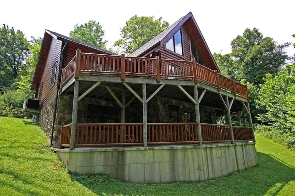 Group Spacious Cabin with Hot-Tub and Picnic Areas in Ohio Cabin in Laurel Township