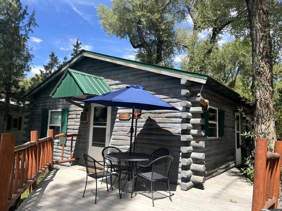 Tranquil Two Bedroom Cabin in Riverside, Wyoming Cabin in Wyoming