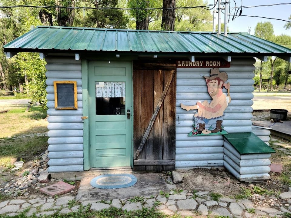 Tranquil Two Bedroom Cabin in Riverside, Wyoming Cabin in Wyoming