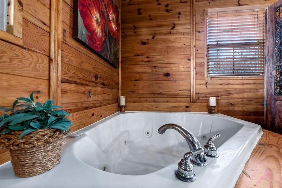 Magnific Secluded Cabin with Hot-tub in Mentone, Alabama Cabin in Alabama