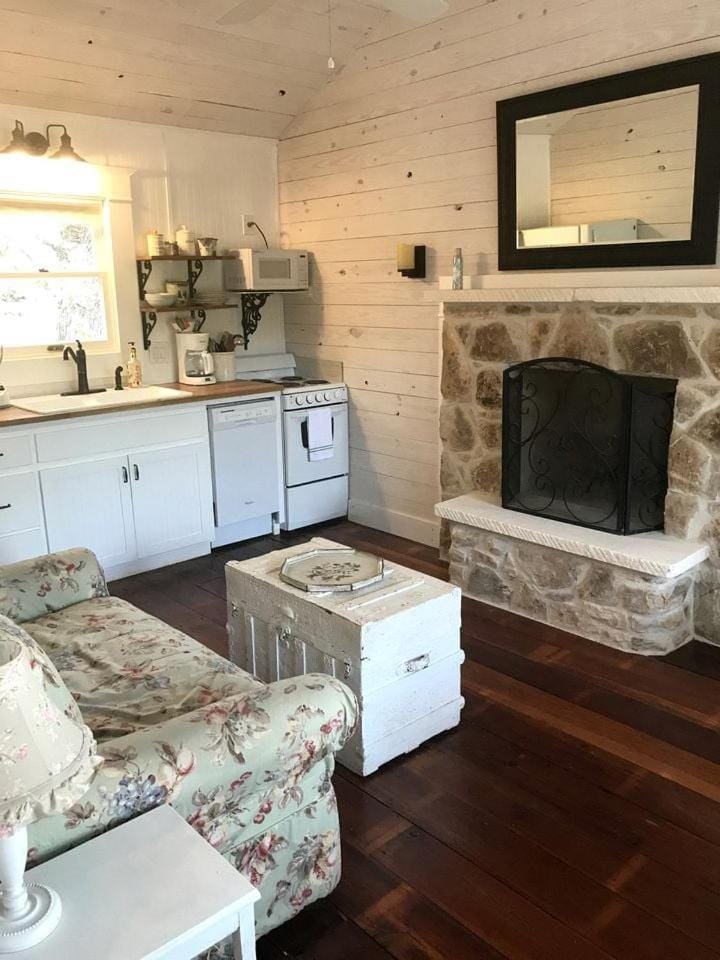 Secluded, Quiet 1B/1B Luxury Private Farm Stay in Fischer, TX House in Canyon Lake