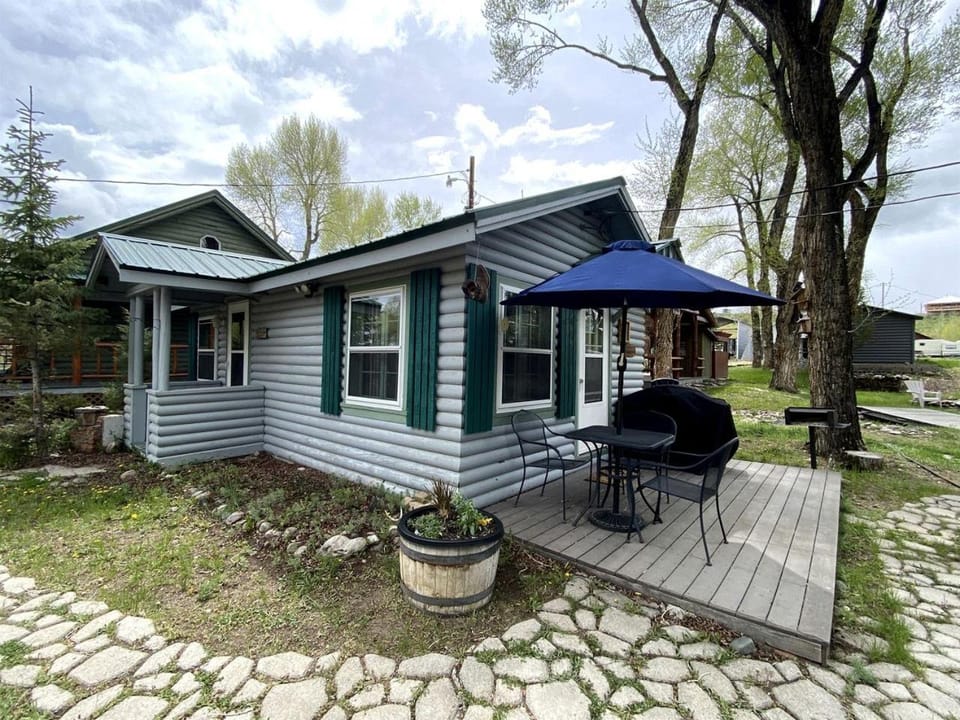 Tiny Cabin Perfect an Individual Escape with BBQ in Riverside, Wyoming Cabin in Wyoming