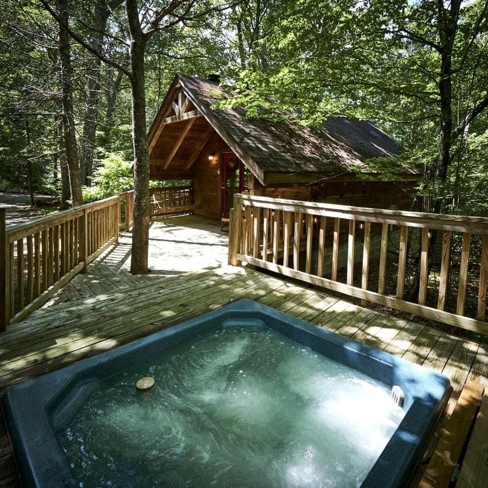 Stunning Wooden Cottage with Hot-tub in Sevierville, Tennessee House in Sevier County