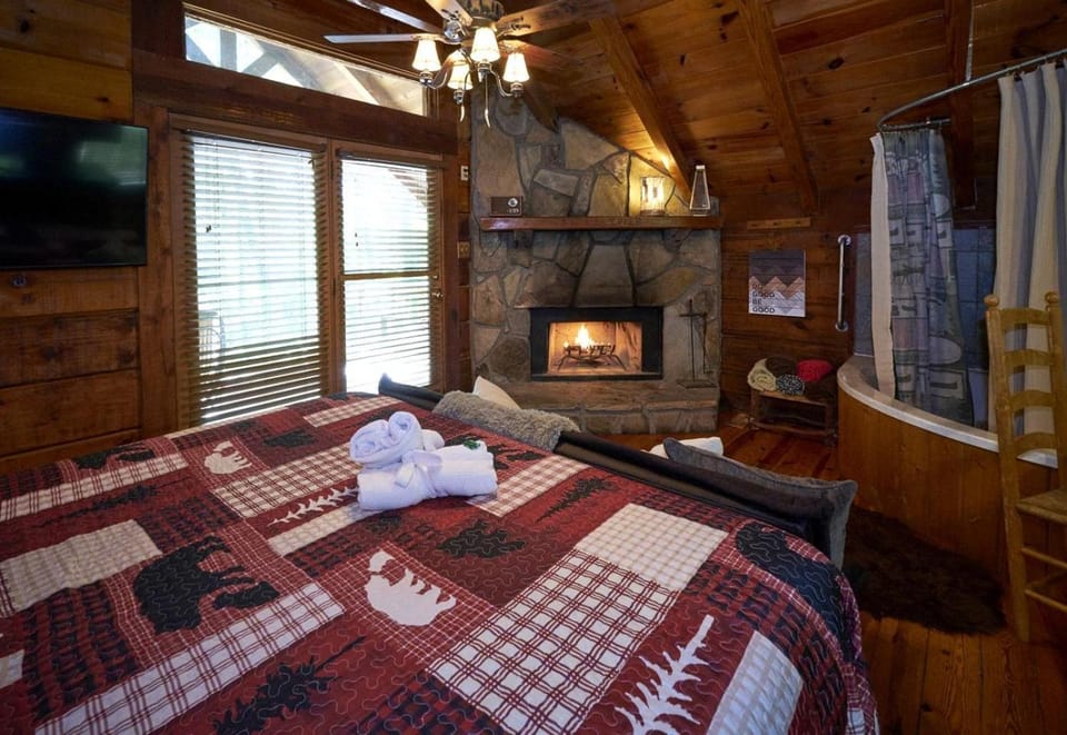 Stunning Wooden Cottage with Hot-tub in Sevierville, Tennessee House in Sevier County