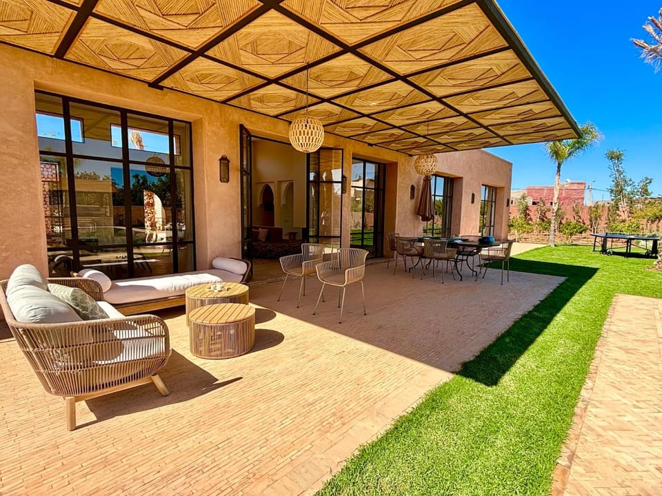 Property building, Patio, Spring, Day, Garden, Living room, Seating area, Garden view, sunbed