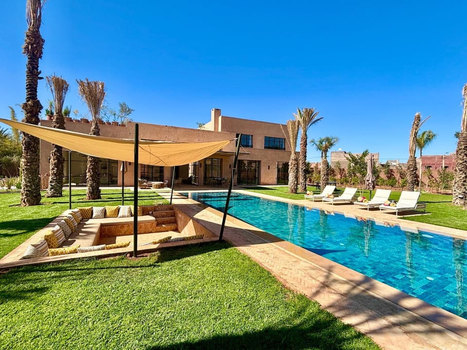 Property building, Patio, Spring, Day, Natural landscape, Garden, Garden view, Pool view, Swimming pool, sunbed