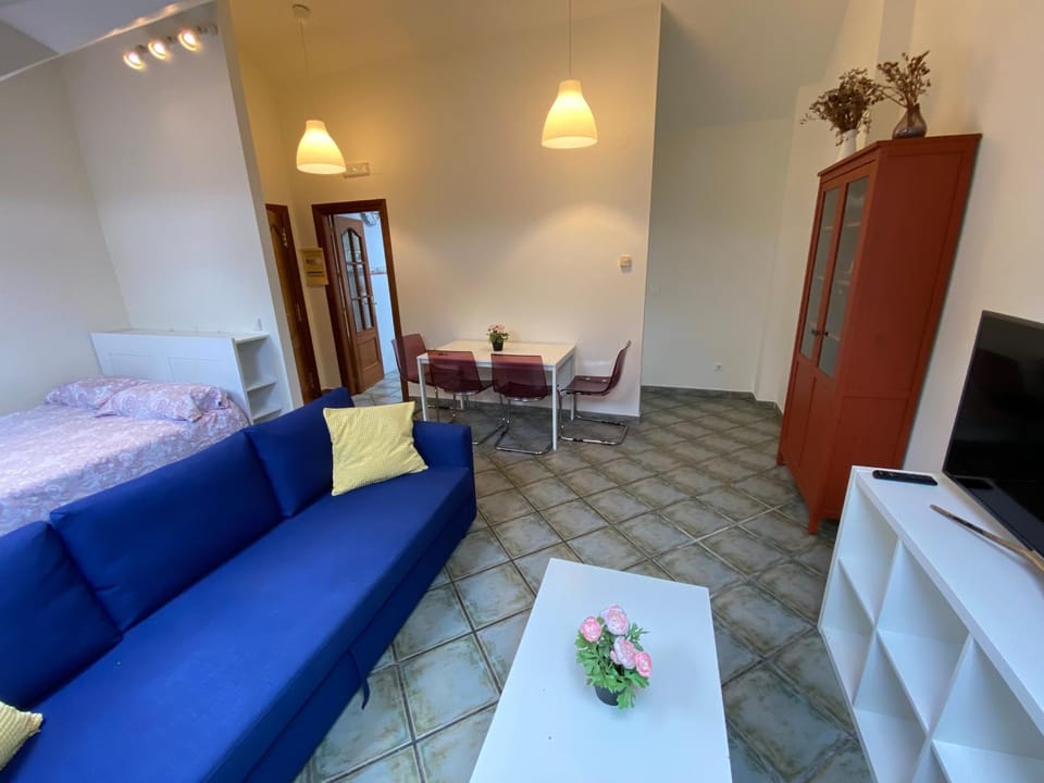 Communal lounge/ TV room, Bed, Living room