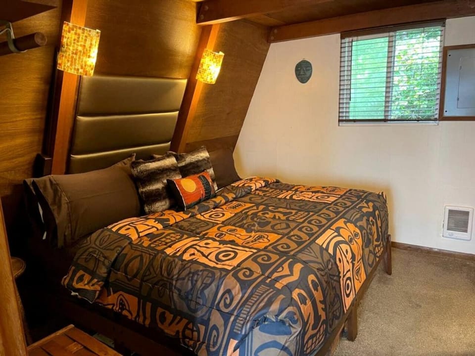 Stunning A Frame with Fantastic Views in Otter Rock, Oregon Chalet in Otter Rock