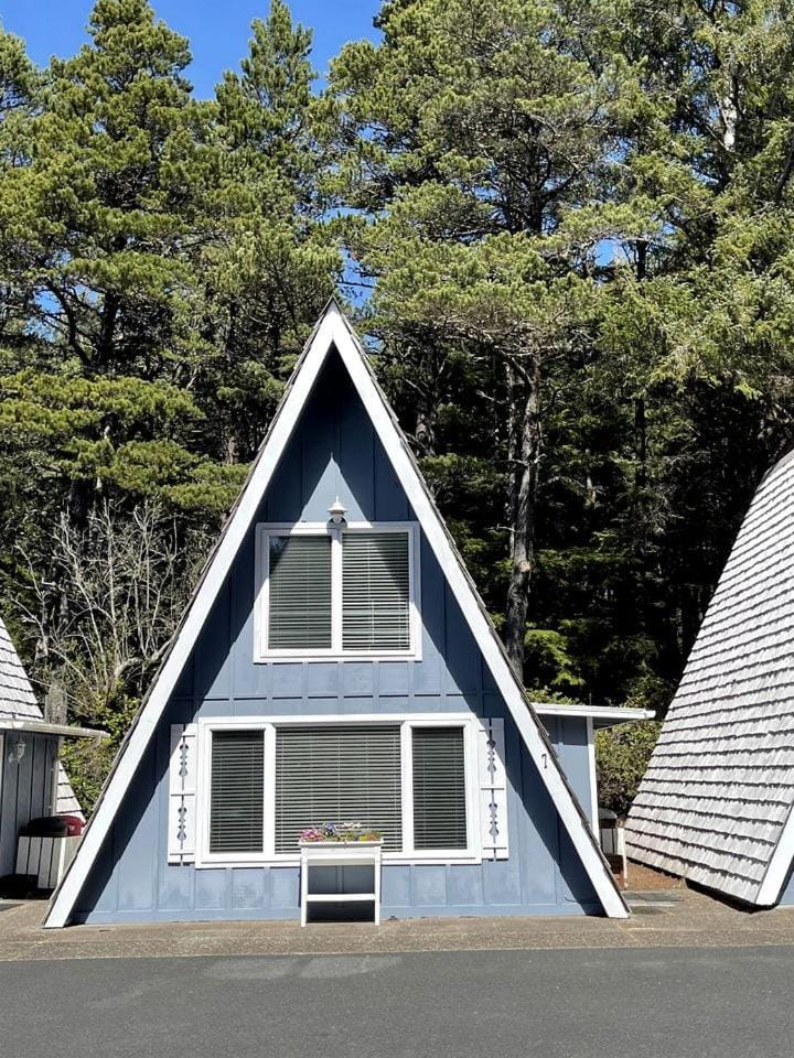 Gorgeous A-Frame by the Beach in Otter Rock, Oregon Chalet in Otter Rock